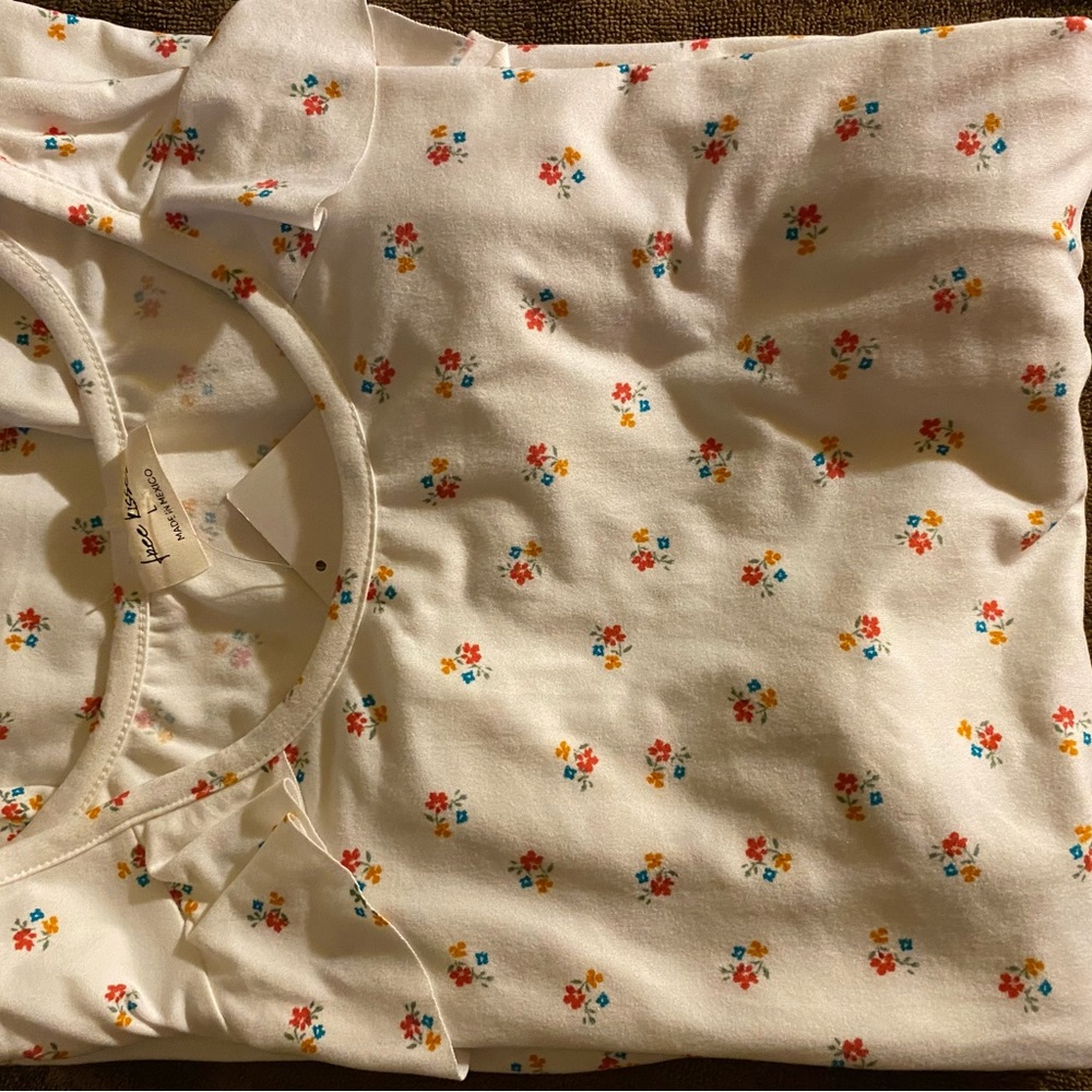 Woman’s short sleeved white & floral print cold shoulder top - Picture 7 of 7